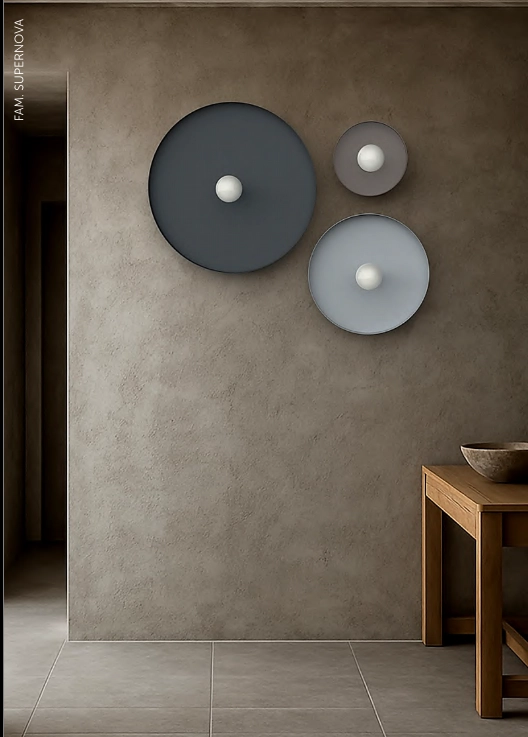Supernova est une applique ou plafonnier en métal peint disponible en plusieurs configurations et coloris